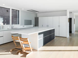 Una familia mitad Nórdica mitad Mediterránea pidieron este Diseño y así resultó, 08023 Architects 08023 Architects Built-in kitchens