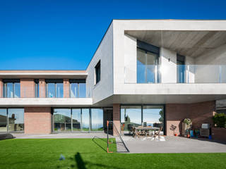 Una familia mitad Nórdica mitad Mediterránea pidieron este Diseño y así resultó, 08023 Architects 08023 Architects Dom jednorodzinny Cegły