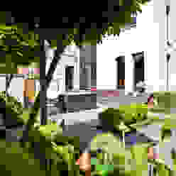 Blick auf die Terrasse +grün GmbH Minimalistischer Balkon, Veranda & Terrasse Anlage,Gebäude,Tageszeit,Eigentum,Blatt,Baum,Fenster,Beleuchtung,Die Architektur,Vegetation