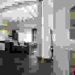 Abitare “tecnologico” - Un attico minimale coniuga originali volumi con geometrie, materiali e forme moderne., Studio d'Architettura MIRKO VARISCHI Studio d'Architettura MIRKO VARISCHI 現代風玄關、走廊與階梯