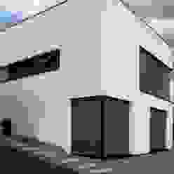 Raffiniertes Einfamilienhaus mit Pultdach, di architekturbüro di architekturbüro Minimalistischer Multimedia-Raum