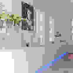 Woonhuis Bergen , By Lenny By Lenny Minimalistische woonkamers Eigendom,Raam,Hout,rekken,Interieur ontwerp,Armatuur,architectuur,Rechthoek,Grijs,Vloer
