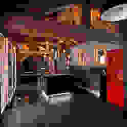 Chalet de Claude: un chalet de luxe, mais distinctif avec un intérieur en rouge et noir, shep&kyles design shep&kyles design Кухня в стиле кантри