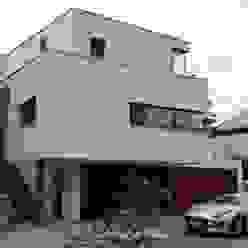 Villa in Aichach 2012-2013, FayForArchitect FayForArchitect Moderne Häuser Autoparklicht,Reifen,Auto,Rad,Anlage,Fahrzeug,Gebäude,Wolke,Himmel,Weiß