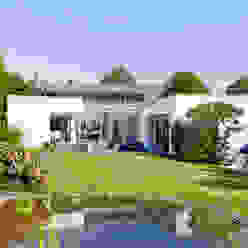 Blick vom Garten Gritzmann Architekten Minimalistische Häuser Pflanze,Himmel,Eigentum,Wasser,Gebäude,Baum,Die Architektur,Natürliche Landschaft,Gras,Landschaft