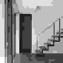 階段～035カルイザワハウス atelier137 ARCHITECTURAL DESIGN OFFICE モダンスタイルの 玄関&廊下&階段 鉄/鋼 階段,ストリップ階段,鉄骨階段