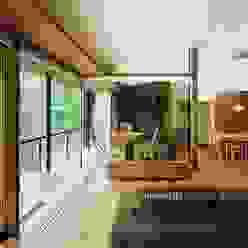 リビング～015軽井沢Tさんの家 atelier137 ARCHITECTURAL DESIGN OFFICE クラシックデザインの リビング 木 木目調 リビング,インナーテラス,チーク