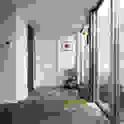 鎌倉の家 旗竿敷地に建つ中庭のある家, エトウゴウ建築設計室 エトウゴウ建築設計室 Asian style corridor, hallway & stairs