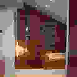 Vista del baño con bañera y ducha. Suelo de madera. DE DIEGO ZUAZO ARQUITECTOS Baños de estilo moderno Edificio,Madera,Diseño de interiores,Accesorio,salón,Piso,Piso,mancha de madera,Puerta,Rectángulo