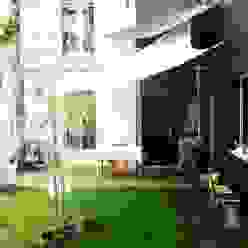 Rénovation d'un ancien atelier., Amandine Leblanc Amandine Leblanc Maisons scandinaves Noir Plante,Vert,Immeuble,Ombre,Design d&#39;intérieur,Table,Gazon,Loisirs,Chaise,Fenêtre