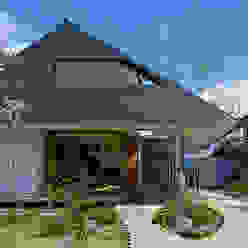 岩宿の家, arc-d arc-d モダンな 家 雲,植物,空,建物,窓,シェード,家,木,土地区画,コテージ