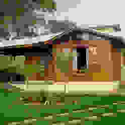 Casas em madeira , CASA & CAMPO - Casas pré-fabricadas em madeiras CASA & CAMPO - Casas pré-fabricadas em madeiras Plantar,Janela,Céu,Nuvem,Prédio,Árvore,Grama,Madeira,Terreno,Sombra