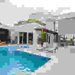 área de piscina e lazer Heloisa Titan Arquitetura Casas modernas Madeira maciça Multi colorido piscina de jardim,piscina ao ar livre,area de lazer