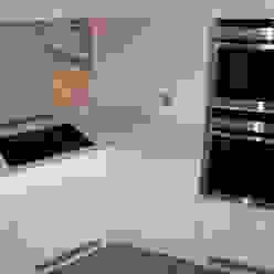 cucina bianco lucido su misura Frigerio Paolo & C. Cucina moderna cucina su misura,listellare,falegnameria,architetto,progetto cliente,lucido diretto,okite,bianco asoluto,Contenitori & Dispense