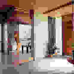 RC造の三世代住宅｜六条の家, シーズ・アーキスタディオ シーズ・アーキスタディオ Corredores, halls e escadas modernos