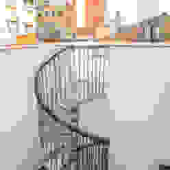Escaleras Grupo Inventia Pasillos, vestíbulos y escaleras de estilo moderno Metal escalera de caracol,terraza,reformas exteriores,intsalación de escaleras,'
