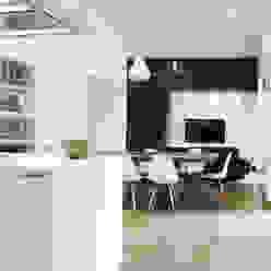 casa kv, silvia spina architettura silvia spina architettura Cucina minimalista Arredamento,Proprietà,bianco,Tavolo,Costruzione,Sedia,Legna,Interior design,Pavimentazione,Grigio