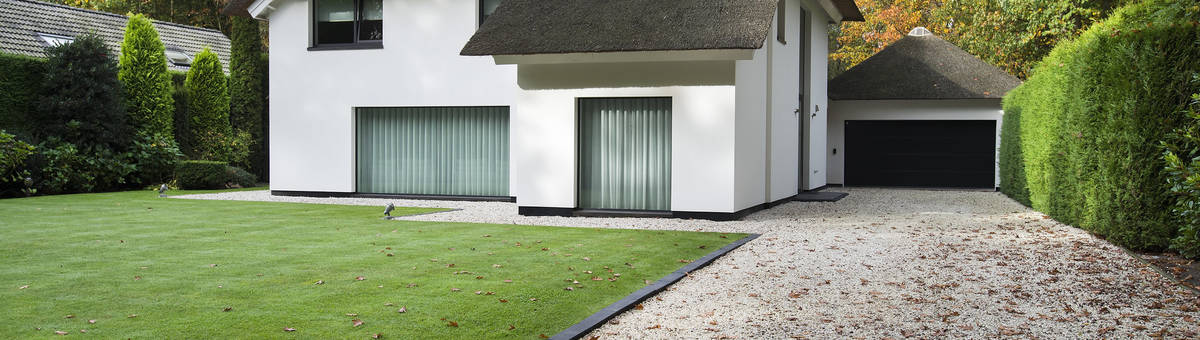Eigentijds wonen in een rietgedekte villa: moderne Huizen door Lab32 architecten
