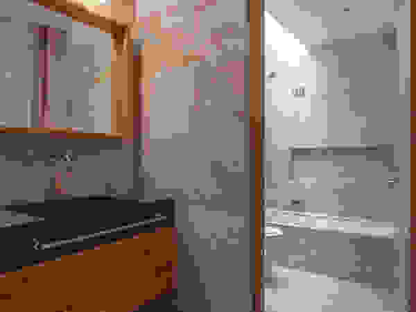ESTUDIO GEYA Modern bathroom