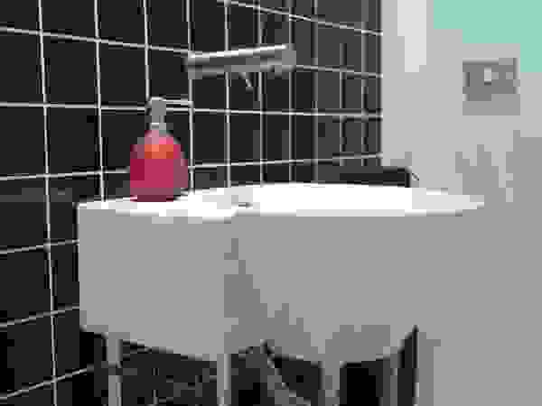 NUÑO ARQUITECTURA Minimalist bathroom Ceramic Black