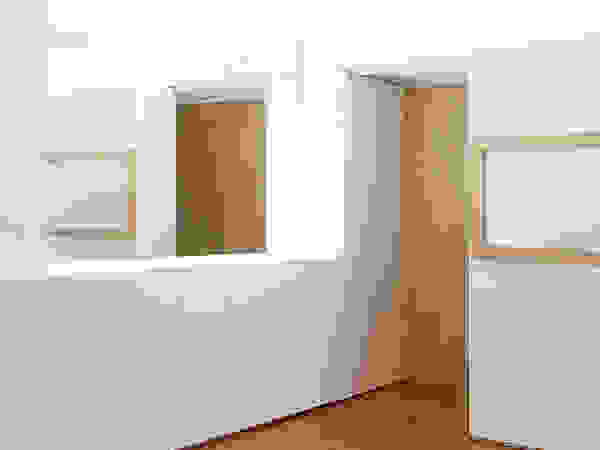 Estudio TYL Modern corridor, hallway & stairs