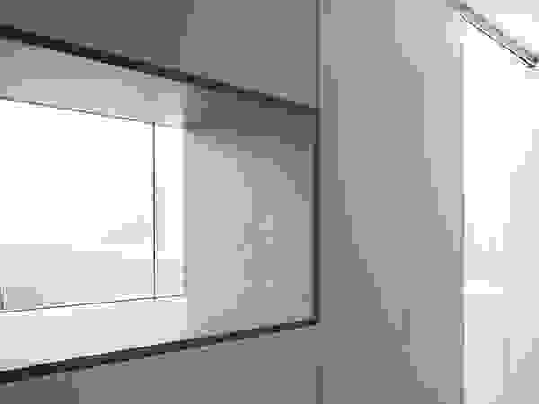 Estudio TYL Modern corridor, hallway & stairs