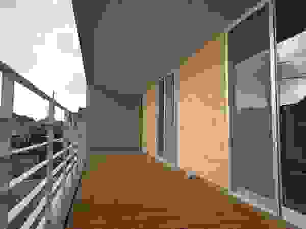 アトリエ24一級建築士事務所 Modern balcony, veranda & terrace