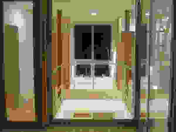 アトリエ24一級建築士事務所 Modern corridor, hallway & stairs