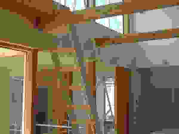 アトリエ24一級建築士事務所 Modern corridor, hallway & stairs