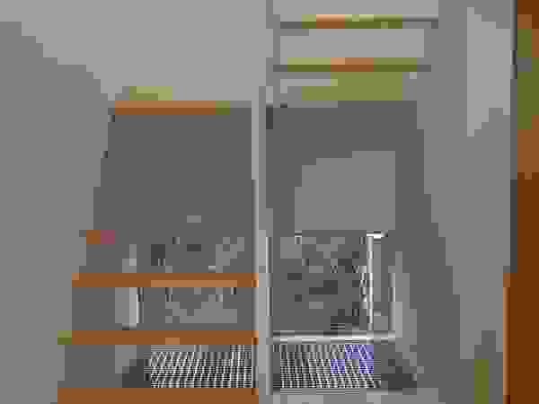 アトリエ24一級建築士事務所 Modern corridor, hallway & stairs