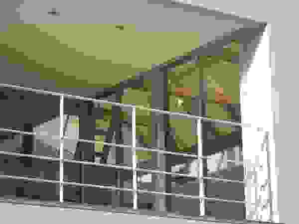 アトリエ24一級建築士事務所 Modern balcony, veranda & terrace