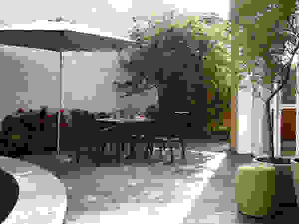 Lore Arquitetura Classic style balcony, porch & terrace