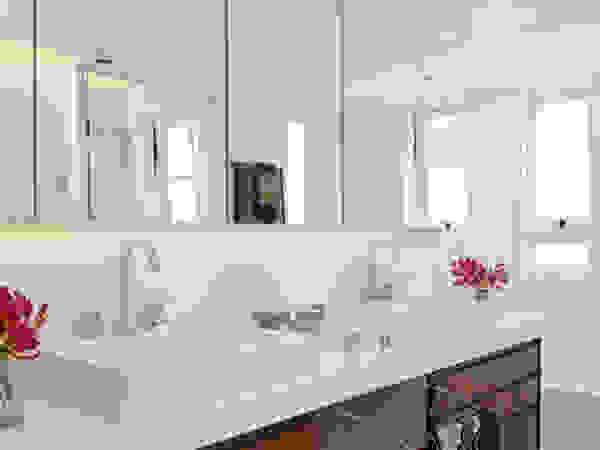 Lore Arquitetura BathroomMedicine cabinets
