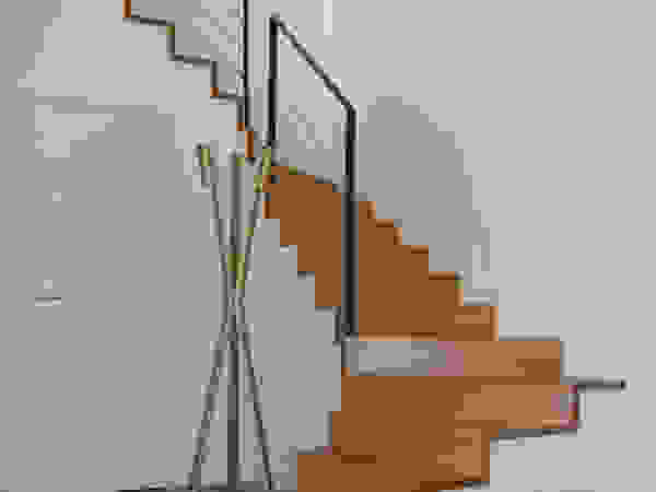 HOUSE—near PARIS Agence d'architecture Odile Veillon / ARCHI-V.O Modern corridor, hallway & stairs