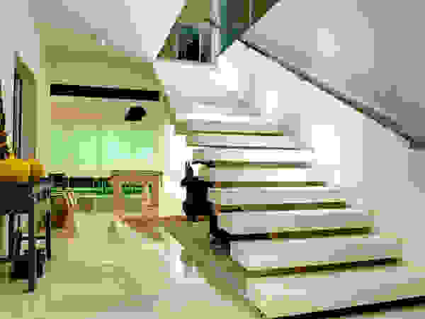 Renato Lincoln - Studio de Arquitetura Modern Corridor, Hallway and Staircase