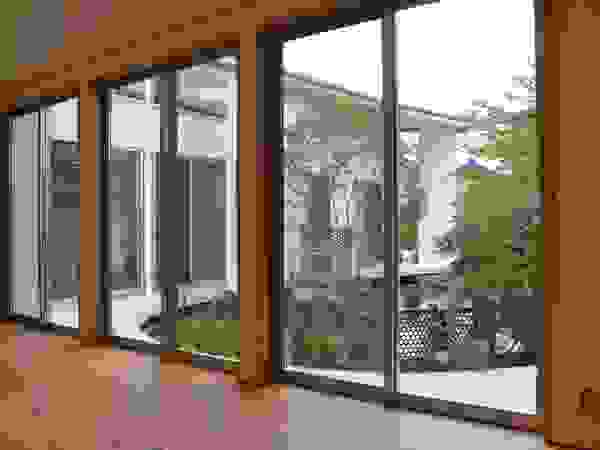ヒロノアソシエイツ一級建築士事務所 Moderne ramen & deuren
