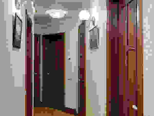 D&T Architects Classic style corridor, hallway and stairs