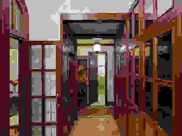 D&T Architects Classic style corridor, hallway and stairs