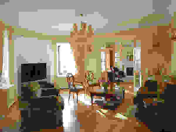 D&T Architects Classic style living room