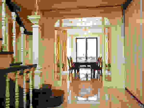 D&T Architects Classic style corridor, hallway and stairs