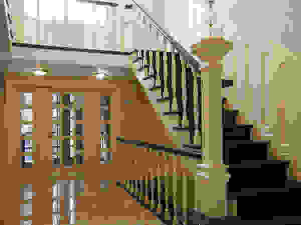 D&T Architects Classic style corridor, hallway and stairs