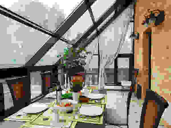 D&T Architects Rustic style conservatory