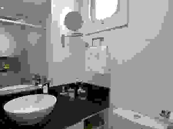Natali de Mello - Arquitetura e Arte Minimalist style bathroom