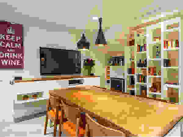 ARQ_IN Modern Media Room