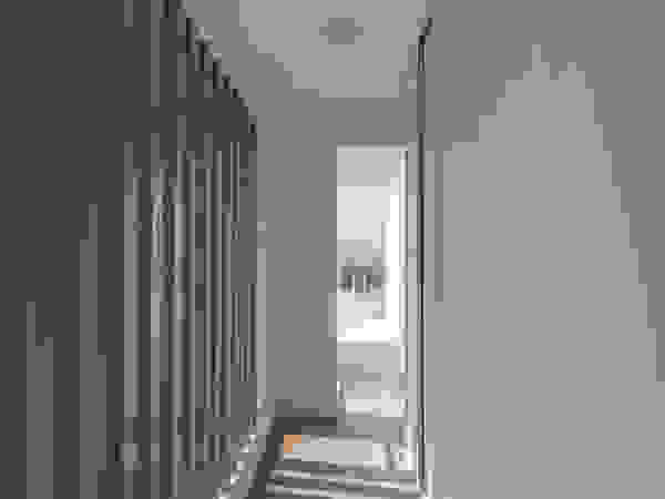 Nautilo Arquitetura & Gerenciamento Modern corridor, hallway & stairs