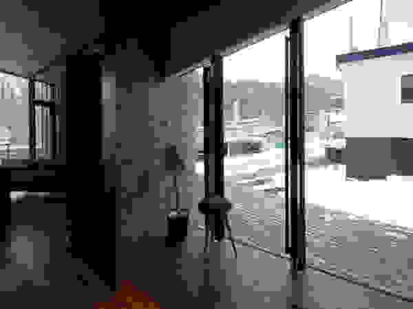 株式会社コウド一級建築士事務所 Modern corridor, hallway & stairs