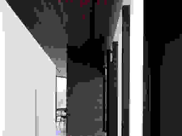 株式会社コウド一級建築士事務所 Modern corridor, hallway & stairs