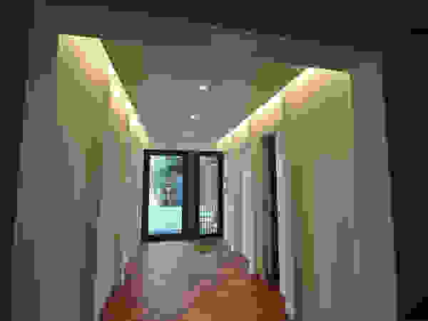 Improver Studio Modern corridor, hallway & stairs
