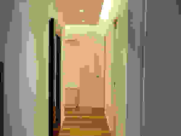 Improver Studio Modern corridor, hallway & stairs