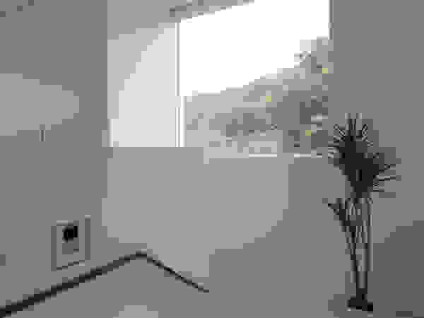 株式会社コウド一級建築士事務所 Modern corridor, hallway & stairs
